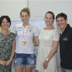 Pró-reitora Gladis Baptista, Babi, irmã da atleta Amanda Arenhardt e o pró-reitor Alexandre Zeni